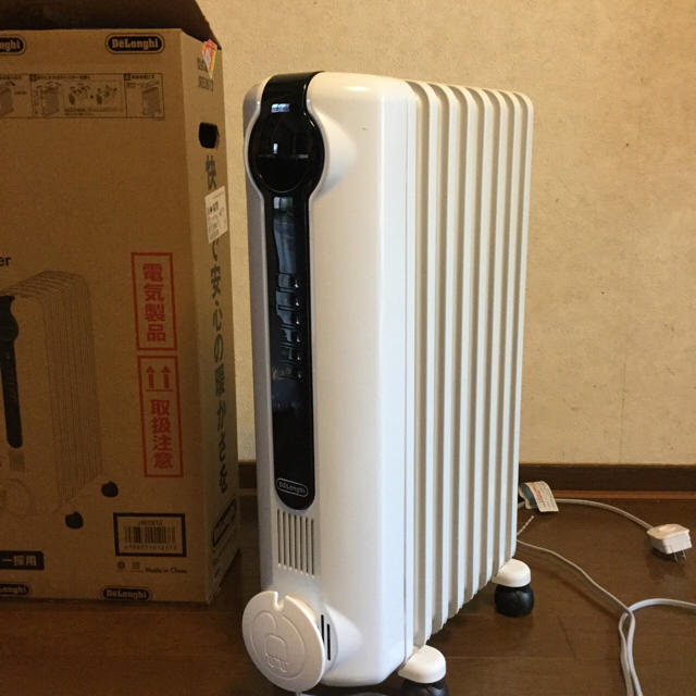 DeLonghi(デロンギ)のデロンギ  オイルヒーター  JRE0812 スマホ/家電/カメラの冷暖房/空調(オイルヒーター)の商品写真