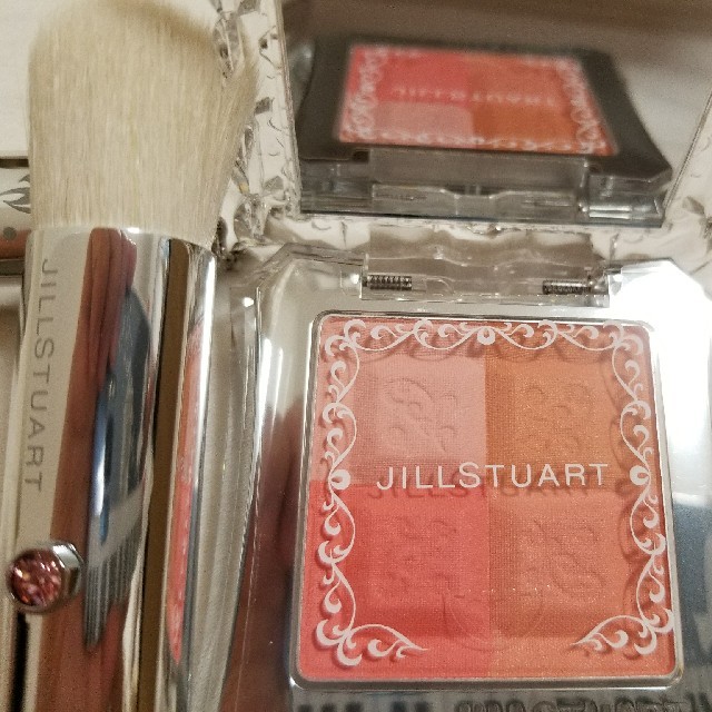 JILLSTUART(ジルスチュアート)の未使用ジルチークブラシ付き コスメ/美容のベースメイク/化粧品(チーク)の商品写真