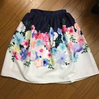 トッコ(tocco)のフラワープリントスカート(美品)(ひざ丈スカート)