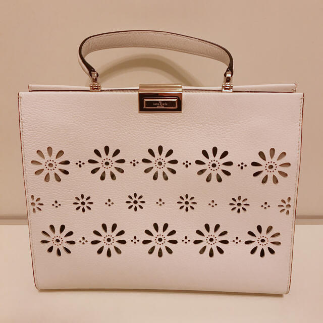 kate spade new york(ケイトスペードニューヨーク)のkatespade 花柄 レース カットワーク バッグ レディースのバッグ(ハンドバッグ)の商品写真