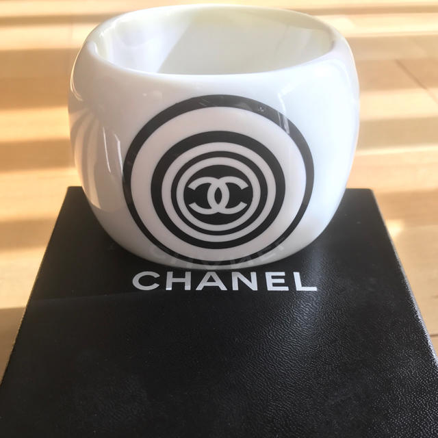 CHANEL - シャネル 太バングル ココマーク 箱あり 白 CHANELの通販 by nico3's shop｜シャネルならラクマ