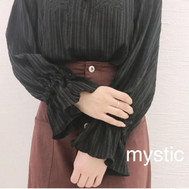 mystic(ミスティック)の今季新作❁﻿ミスティック モチーフハイネックブラウス レディースのトップス(シャツ/ブラウス(長袖/七分))の商品写真