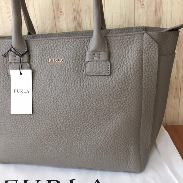 Furla(フルラ)の新品 カプリッチョ CAPRICCIO M ♡ A4 ソフトレザー グレージュ レディースのバッグ(ショルダーバッグ)の商品写真