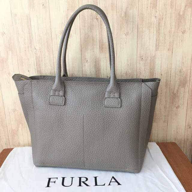 Furla(フルラ)の新品 カプリッチョ CAPRICCIO M ♡ A4 ソフトレザー グレージュ レディースのバッグ(ショルダーバッグ)の商品写真