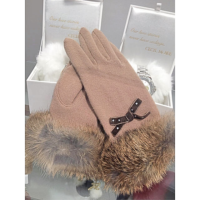 CECIL McBEE(セシルマクビー)の今期新作 セシルマクビー ラビットファー付き手袋 レディースのファッション小物(手袋)の商品写真