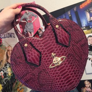 ヴィヴィアンウエストウッド(Vivienne Westwood)の美品フリリースネークハートバッグ レッド(ハンドバッグ)