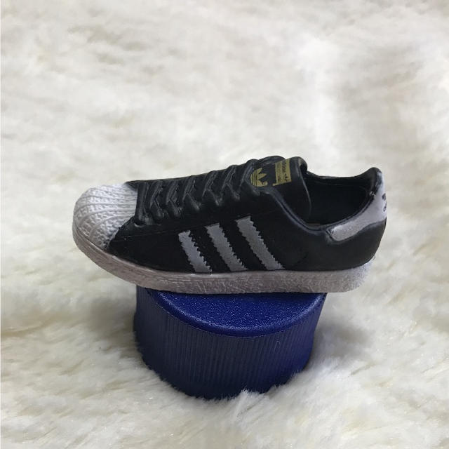 adidas(アディダス)のadidas スニーカー ペットボトルキャップ エンタメ/ホビーのフィギュア(その他)の商品写真