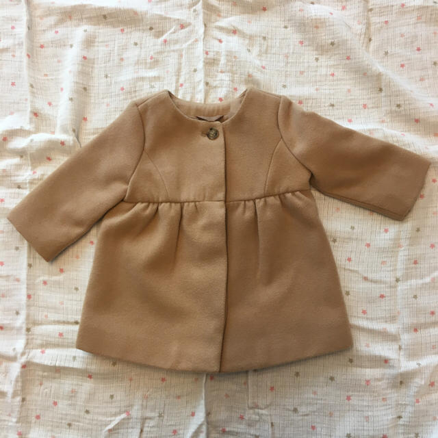 babyGAP(ベビーギャップ)のbaby GAPベージュノーカラーコート 70cm   キッズ/ベビー/マタニティのベビー服(~85cm)(ジャケット/コート)の商品写真