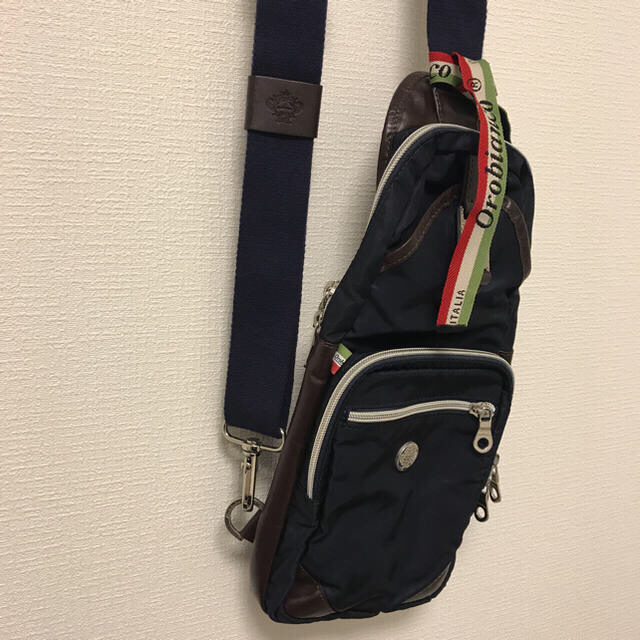 Orobianco(オロビアンコ)のオロビアンコ ボディバッグ ショルダーバッグ 紺 リボン付 内袋 あり メンズのバッグ(ショルダーバッグ)の商品写真