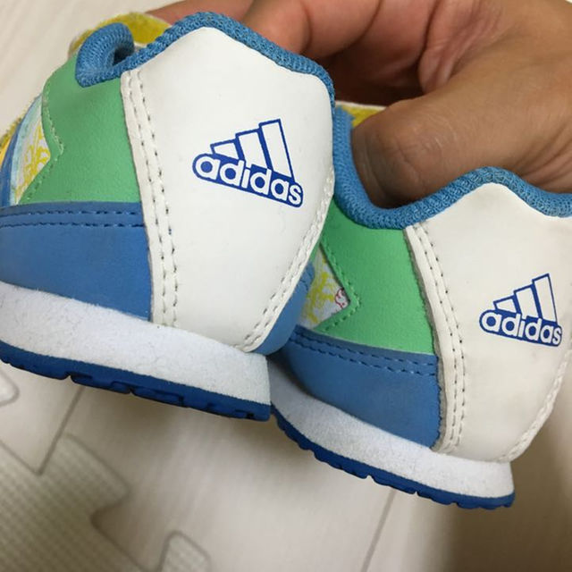 adidas(アディダス)のアディダス×ミッキーマウス 12cm 美品 キッズ/ベビー/マタニティのキッズ/ベビー/マタニティ その他(その他)の商品写真