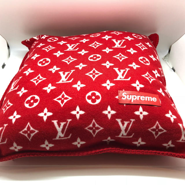 LOUIS VUITTON(ルイヴィトン)の【新品未使用】Louis Vuitton×Supreme_クッション インテリア/住まい/日用品のインテリア小物(クッション)の商品写真