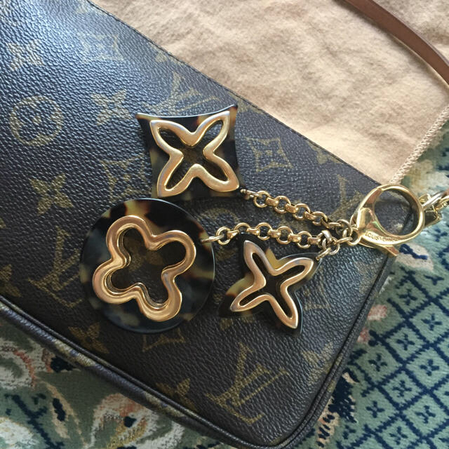 LOUIS VUITTON(ルイヴィトン)のLOUIS VUITTON アクセサリー キーホルダー レディースのファッション小物(キーホルダー)の商品写真