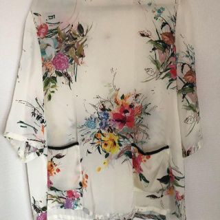 ザラ(ZARA)のzara 花柄カットソー USAサイズ　L アイボリー（一回着用）(カットソー(半袖/袖なし))