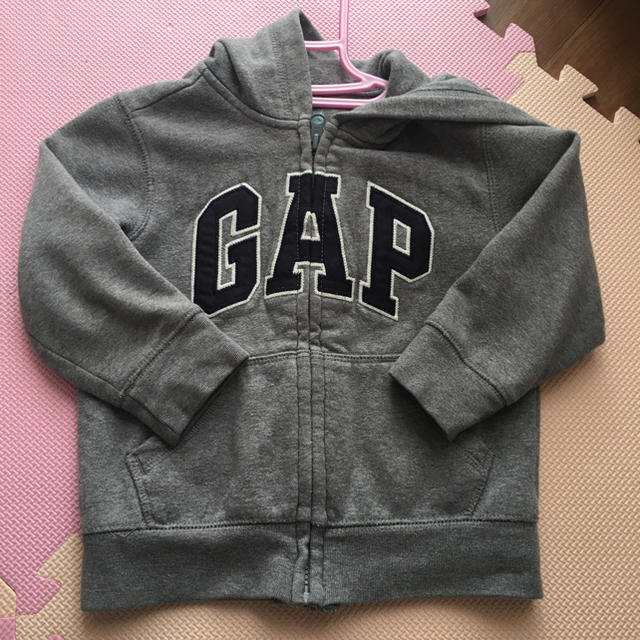 GAP Kids(ギャップキッズ)のGAP パーカー キッズ 100㎝ キッズ/ベビー/マタニティのキッズ服男の子用(90cm~)(ジャケット/上着)の商品写真