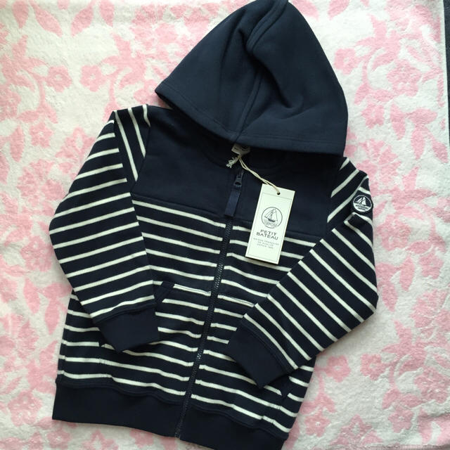 PETIT BATEAU(プチバトー)の☆SALE☆ 新品 プチバトー♡マリニエール切替ジップアップパーカ 36m 95 キッズ/ベビー/マタニティのキッズ服男の子用(90cm~)(ジャケット/上着)の商品写真