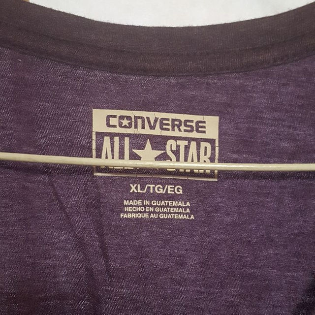 CONVERSE(コンバース)のコンバースの紫色のTシャツです Vネック XLサイズ 価格下げました レディースのトップス(Tシャツ(半袖/袖なし))の商品写真