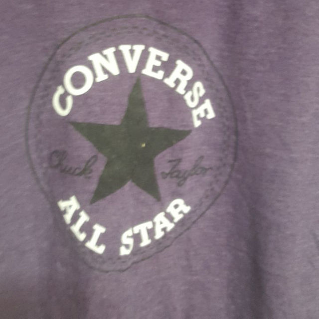 CONVERSE(コンバース)のコンバースの紫色のTシャツです Vネック XLサイズ 価格下げました レディースのトップス(Tシャツ(半袖/袖なし))の商品写真