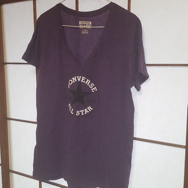 CONVERSE(コンバース)のコンバースの紫色のTシャツです Vネック XLサイズ 価格下げました レディースのトップス(Tシャツ(半袖/袖なし))の商品写真