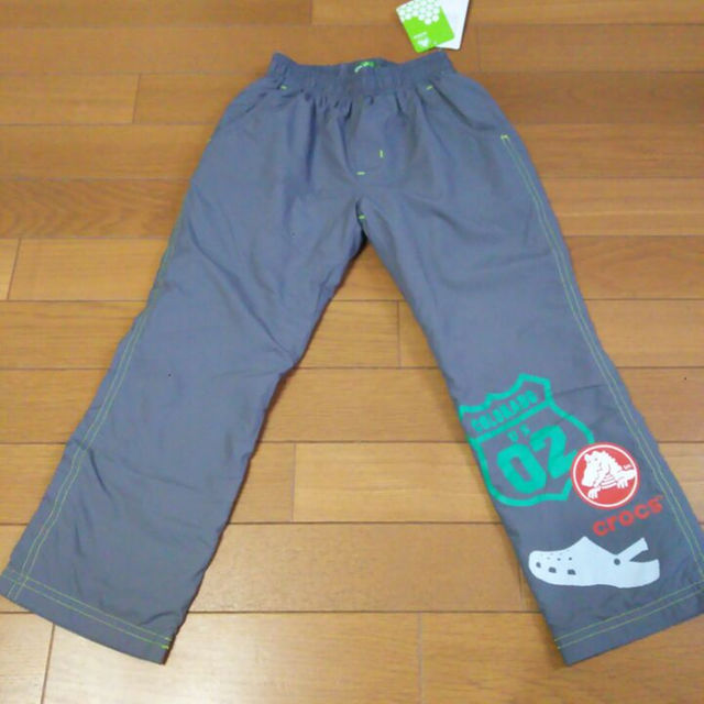 crocs(クロックス)の【110】crocsズボン(ジャカシャカパンツ) キッズ/ベビー/マタニティのキッズ服男の子用(90cm~)(パンツ/スパッツ)の商品写真