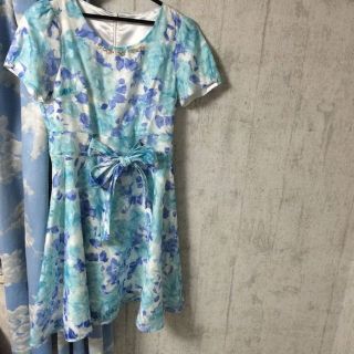 【新品】水彩画のような花柄 Aライン ワンピース  フラワー柄 水色 ブルー(ひざ丈ワンピース)