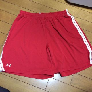 アンダーアーマー(UNDER ARMOUR)の★新品★ アンダーアーマー ハーフパンツ レッド×白ライン ジム、運動用ウエアに(ハーフパンツ)