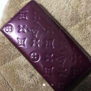 ルイヴィトン 長財布 エナメル素材のヴェルニ 深みのあるパープル