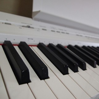 ヤマハ(ヤマハ)のYAMAHA P105 WH 電子ピアノ 88鍵盤【送料込み】(電子ピアノ)