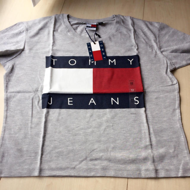 TOMMY HILFIGER(トミーヒルフィガー)の【新品未使用】tommy jeans 90sトミーロゴTシャツグレー レディースのトップス(Tシャツ(半袖/袖なし))の商品写真
