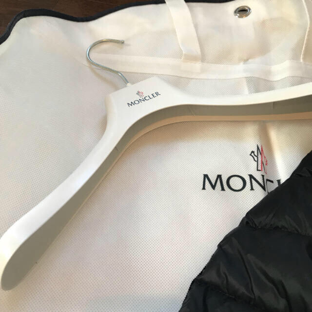MONCLER(モンクレール)のrestar様専用 新品♡在庫ラスト♡moncler エルミンヌ ブラック レディースのジャケット/アウター(ダウンコート)の商品写真
