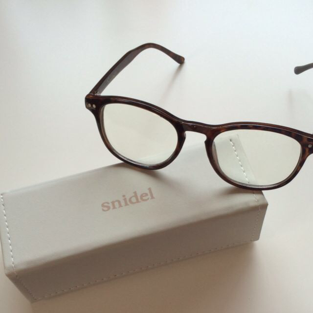 SNIDEL(スナイデル)のスナイデル♡カラーフレームダテメガネ レディースのファッション小物(サングラス/メガネ)の商品写真