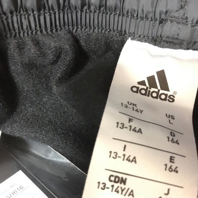 adidas(アディダス)の新品アディダス160シャカシャカパンツ裏地付黒 キッズ/ベビー/マタニティのキッズ服男の子用(90cm~)(パンツ/スパッツ)の商品写真