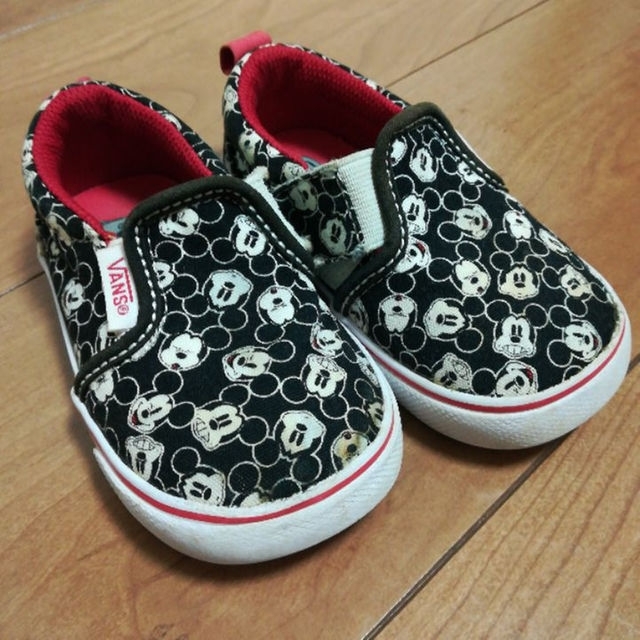 VANS(ヴァンズ)のゆいこ様専用　VANS　ミッキー　スニーカー キッズ/ベビー/マタニティのキッズ/ベビー/マタニティ その他(その他)の商品写真