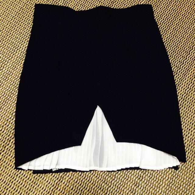 ZARA(ザラ)の黒 タイトスカート プリーツ付き レディースのスカート(ミニスカート)の商品写真
