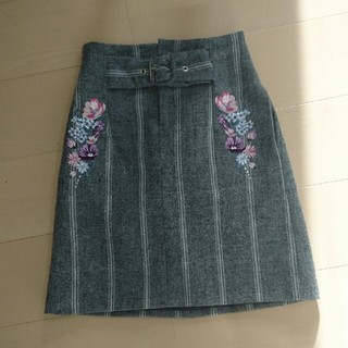 ジルバイジルスチュアート(JILL by JILLSTUART)のジルバイ✨アンクルチェック刺繍スカート(ひざ丈スカート)