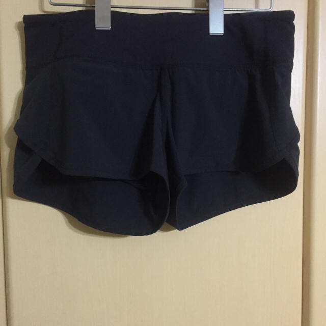 lululemon(ルルレモン)のblack speed shorts 4 スポーツ/アウトドアのランニング(ウェア)の商品写真