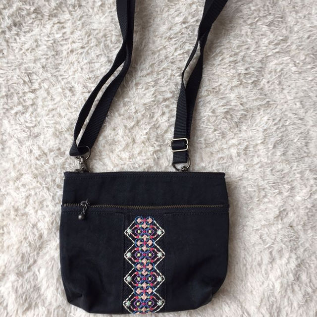 フランス刺繍 ハンドメイド ポシェット ポーチ レディースのバッグ(ショルダーバッグ)の商品写真
