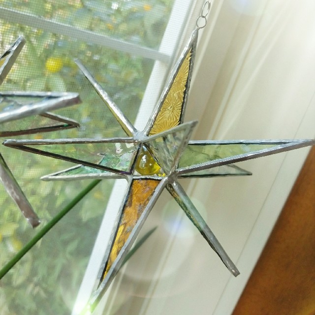 ステンドグラス製　黄色の星のサンキャッチャー(大) インテリア/住まい/日用品のインテリア小物(モビール)の商品写真