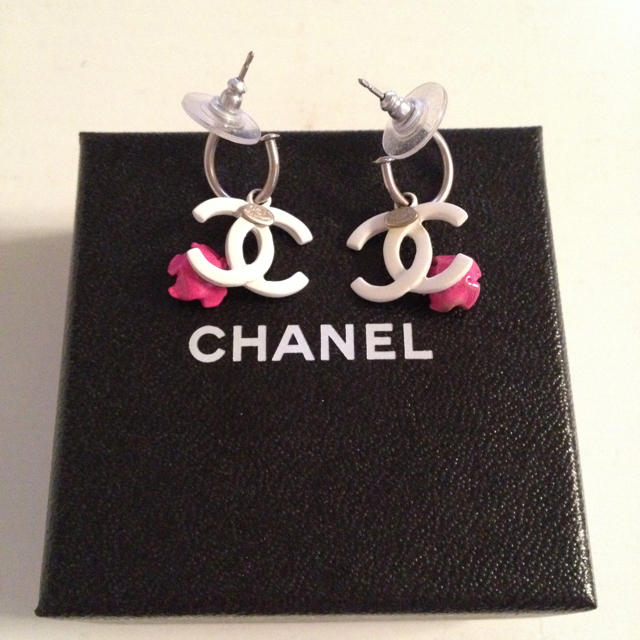 CHANEL(シャネル)の♡CHANELフラワーピアス♡ レディースのアクセサリー(ピアス)の商品写真