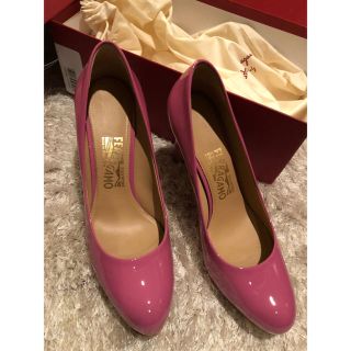 サルヴァトーレフェラガモ(Salvatore Ferragamo)の希少　フェラガモ　新品未使用　ピンク　パンプス　サイズは8（25センチくらい）(ハイヒール/パンプス)