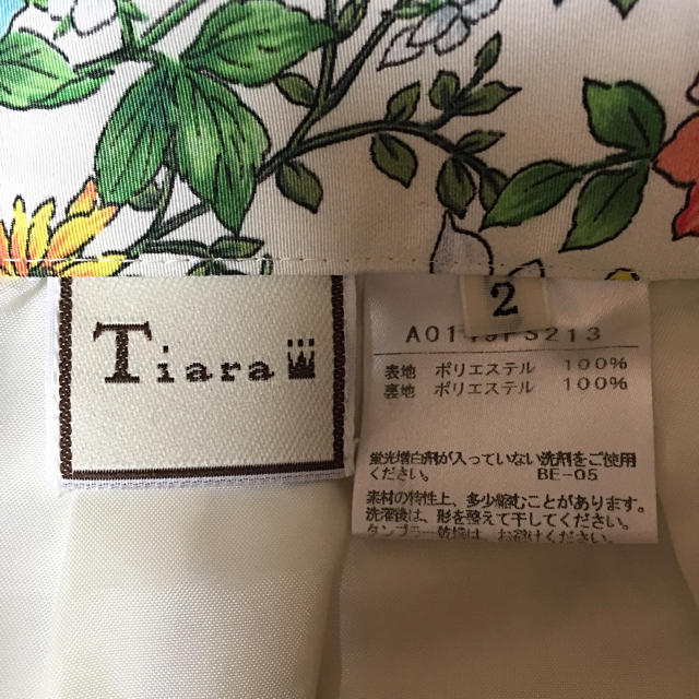 tiara(ティアラ)のティアラ Tiara メルローズ 花柄スカート オフホワイト レディースのスカート(ひざ丈スカート)の商品写真