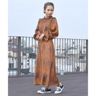 ダブルクローゼット(w closet)の花柄シャーリング切り替えワンピ(ロングワンピース/マキシワンピース)