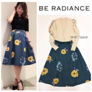 ビーラディエンス(BE RADIANCE)の17AW フラワータックスカート(ひざ丈スカート)