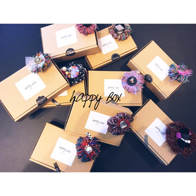 2018 happy Box earringタイプ ハンドメイドのアクセサリー(イヤリング)の商品写真