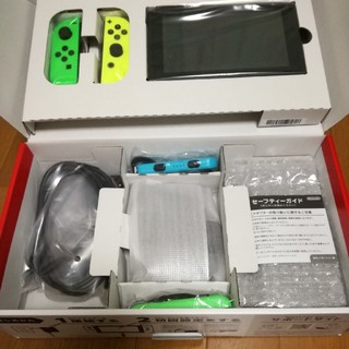 ニンテンドースイッチ(Nintendo Switch)のニンテンドーストア限定色 ネオングリーン ネオンイエロー(家庭用ゲーム機本体)