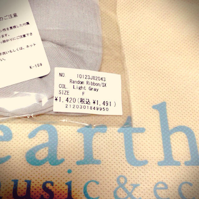 earth music & ecology(アースミュージックアンドエコロジー)のearth 白×黒リボン靴下 レディースのレッグウェア(ソックス)の商品写真