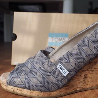 トムズ(TOMS)のトムス 靴 サンダル TOMS Wedge 新品(サンダル)