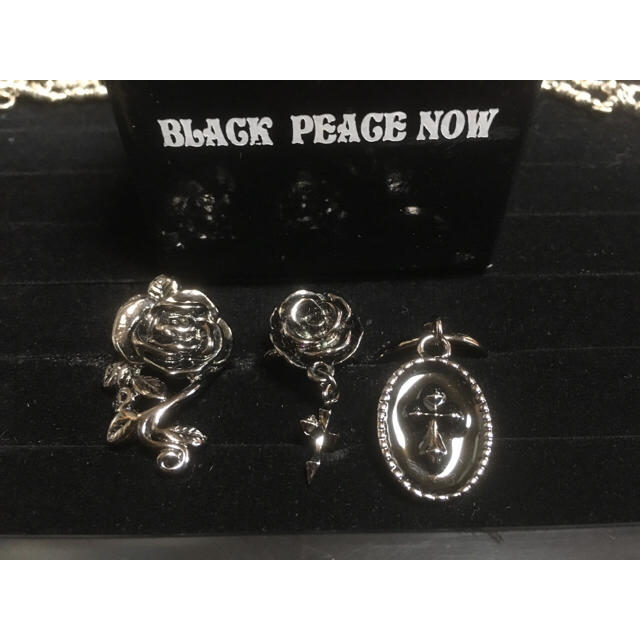 BLACK PEACE NOW(ブラックピースナウ)のBLACK PEACE NOW  薔薇と十字架のリング レディースのアクセサリー(リング(指輪))の商品写真