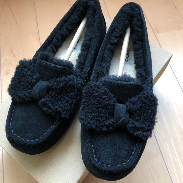 UGG(アグ)の新品 UGG ANSLEY FUR BOW 25cm(8) レディースの靴/シューズ(スリッポン/モカシン)の商品写真