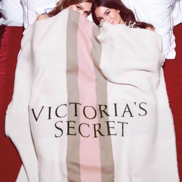 Victoria's Secret(ヴィクトリアズシークレット)の新品 タグ付き ブランケット Victoria's Secret インテリア/住まい/日用品の寝具(毛布)の商品写真