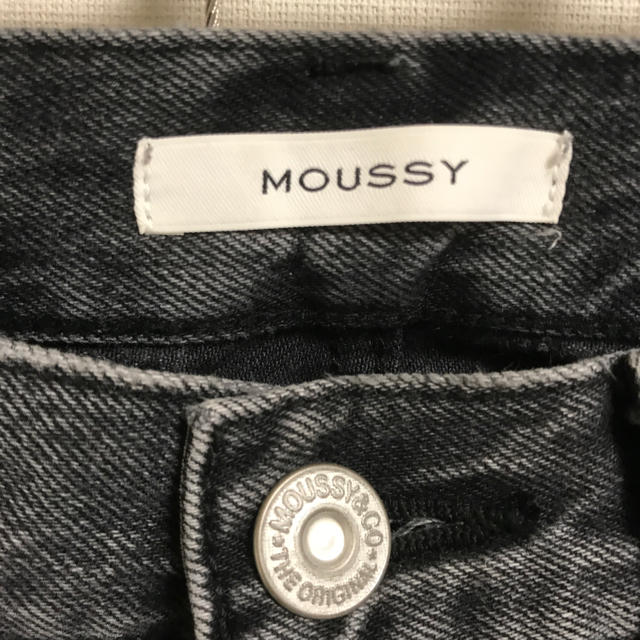 moussy(マウジー)のグレー ダメージ デニム パンツ レディースのパンツ(デニム/ジーンズ)の商品写真